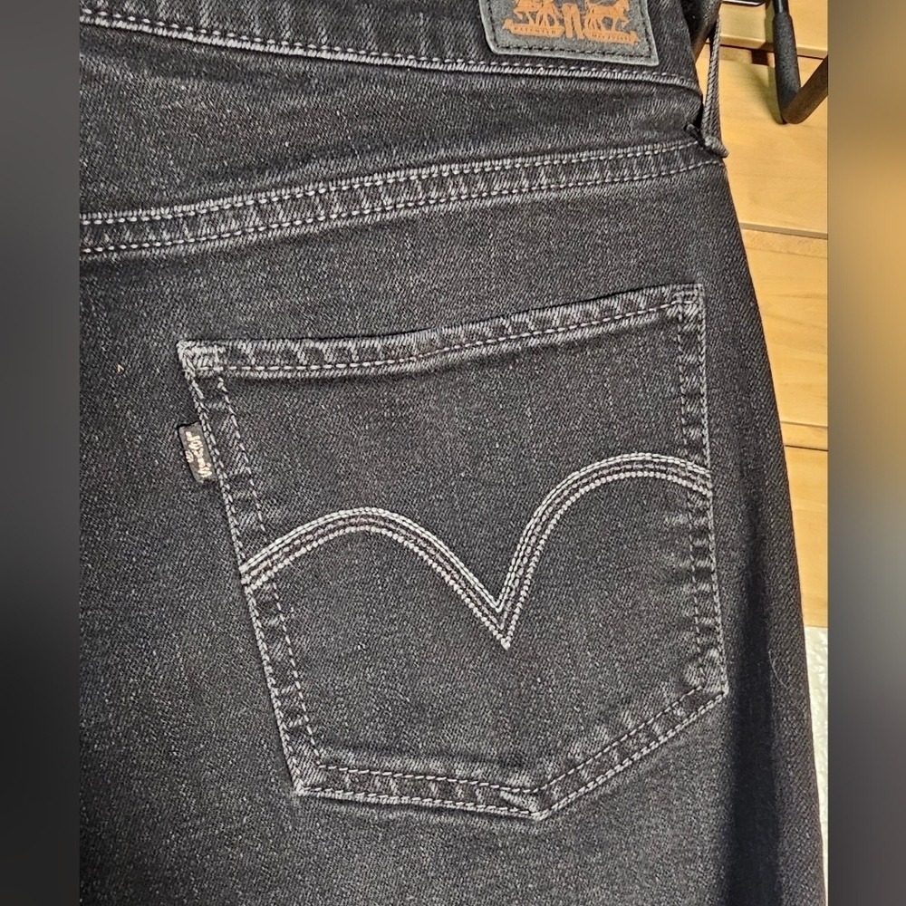Black Levis with no tags.  In between a straight and skinny.  Waist is 17. - Picture 7 of 8